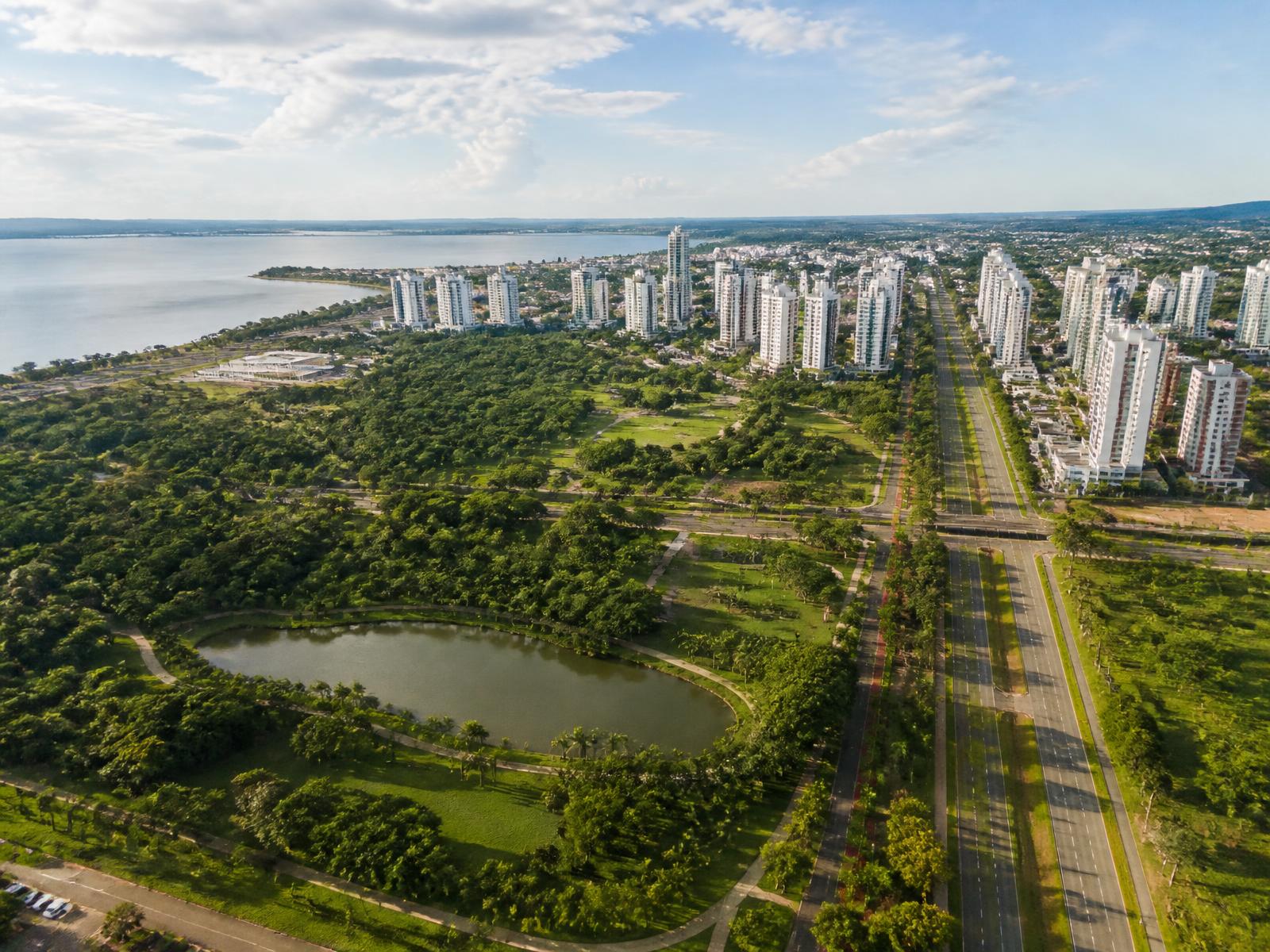 Vista aérea de Palmas, suas avenidas e áreas verdes